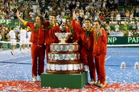 Tenisté Španělska slaví v Argentině zisk Davisova poháru. | Foto: Václav Rojík