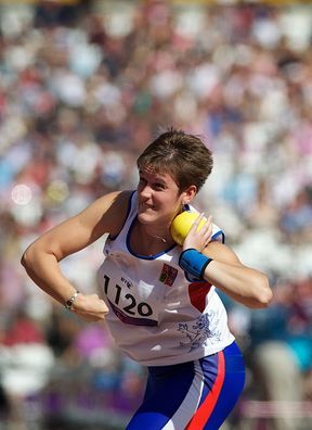 Eva Berná je handicapovaná atletka, která dokázala získat na třech paralympijských hrách po sobě vždy bronz ve vrhu koulí. | Foto: Archiv: Eva Berná