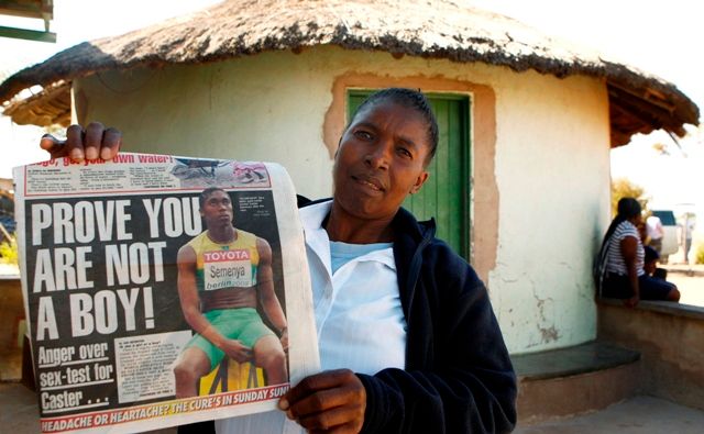 Matky Semenyaová ukazuje titulní stranu místních jihoafrických novin, která se záležitosti věnuje. | Foto: Reuters