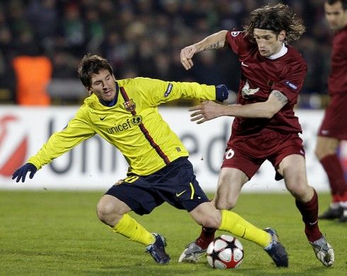 Lionel Messi v souboji s Romanem Šaronovem | Foto: Sport