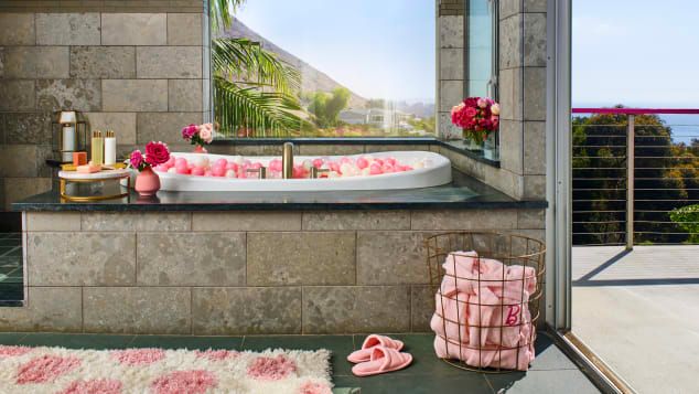 Koupelna pro barbíny s výhledem na Malibu. | Foto: Airbnb