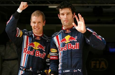 Red Bull má důvod k radosti - Sebastien Vettel vyhrál kvalifikaci, vpravo jeho kolega a třetí Mark Webber | Foto: Reuters