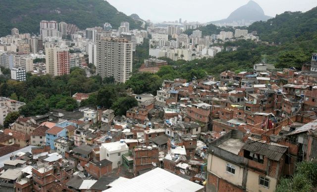 Jednou ze dvou favel, kde se policie pokouší získat "srdce a mysli" místních obyvatel, je Santa Marta | Foto: Reuters