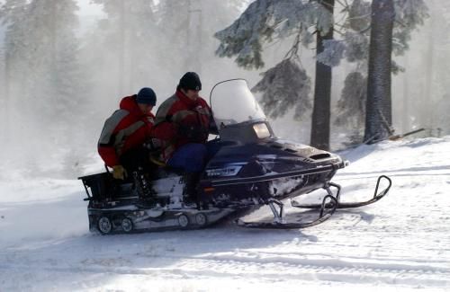 Pracovníci Skiareálu Klínovec objížděli a kontrolovali na sněžném skútru zařízení na umělé zasněžování sjezdovek. Šest centimetrů nového sněhu, ledový vítr, námraza na travinách a keřích a jasné sluneční počasí přivítaly návštěvníky nejvyššího vrcholu Krušných hor - Klínovce. | Foto: čtk