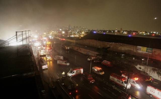 Záchranné vozy na místě neštěstí | Foto: Reuters