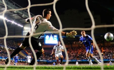 Fotbalista Chelsea Frank Lampard (vpravo) skóruje do sítě Ulricha Rameho z Bordeaux v úvodním kole Ligy mistrů. | Foto: Reuters