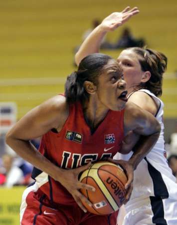 Americká basketbalistka Tina Thompsonová (v červeném) zakončuje přes Zuzanu Klimešovou v osmifinále MS Česko - USA. | Foto: Reuters