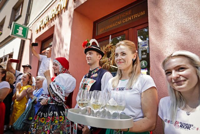 Tisíce diváků si dnes nenechaly ujít poslední vrchol programu letošního Slováckého roku, Jízdu králů v podání chasy z nedalekých Skoronic | Foto: Libor Fojtík