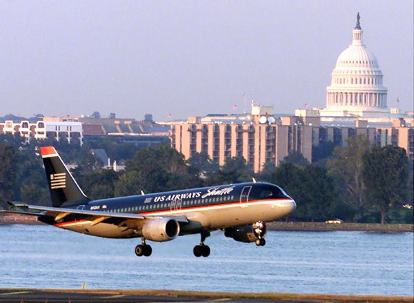 Reaganovo národní letiště, Washington DC, USA. Washingtonské letiště se nachází přímo v centru dvou vzájemně se překrývajících vzdušných proudů. Poloha tohoto letiště vyžaduje, aby se piloti při klesání drželi řeky Potomac a zároveň se dokázali vyhnout budovám Pentagonu a CIA. Naopak při vzletu, musí piloti rychle stoupat podél levého břehu řeky tak, aby se vyhnuli Bílému Domu. | Foto: Aktuálně.cz