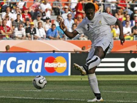 Asamoah Gyan z Ghany dává gól do sítě českého týmu. | Foto: Reuters