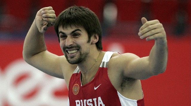 Ruský sedmibojař Alexandr Pogorelov se raduje po překonání 510 cm ve skoku o tyči. | Foto: Reuters