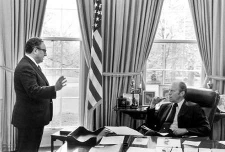 Gerald Ford se svým poradcem Henry Kissingerem. | Foto: Reuters