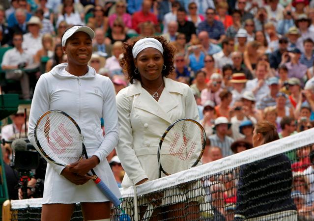 Serena a Venus Williamsovy před začátkem wimbledonského finále. | Foto: Reuters