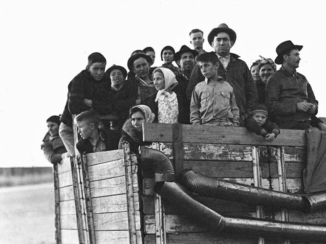 V době, kdy tento snímek Langeová vyfotila, měly ženy právo volit méně než dvacet let. Fotografka tak bořila představu ženy stojící u plotny, když si na živobytí vydělávala jako fotografka a cestovala po celé zemi. | Foto: Farm Security Administration / FSA / OWI / Library of Congress