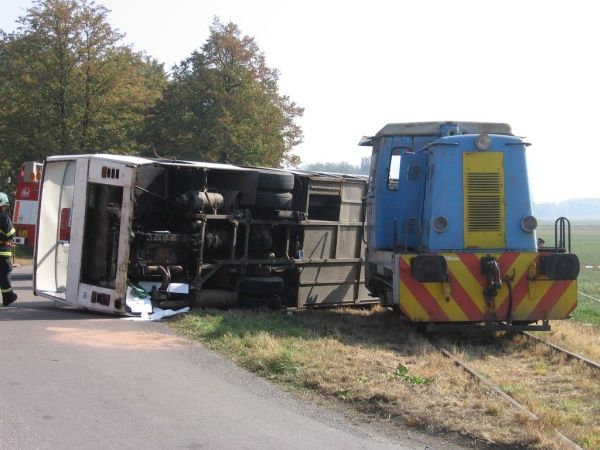 Při simulované nehodě se srazil autobus s lokotraktorem | Foto: HZS Královehradeckého kraje