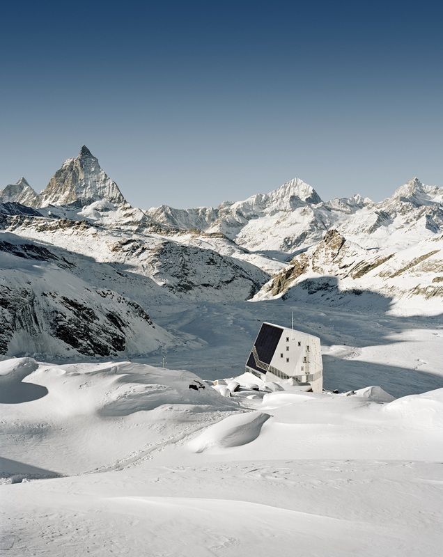 Nová chata Monte Rosa, Valentin Bearth, Andrea Deplazes, Daniel Ladner/ Bearth & Deplazes Architekten AG; ETH-ZURICH/ Studio Monte Rosa, Zermatt, 2009  V extrémních alpských podmínkách vypadá nová chata Monte Rosa jako kamenný krystal s velmi malým dopadem na životní prostředí díky využití průkopnických technologií, které pracují se zdroji efektivně a omezují spotřebu energie na absolutní minimum. | Foto: Galerie Jaroslava Fragnera/ Foto: Tonatiuh Ambrosetti