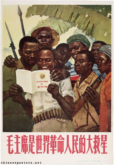 "Předseda Mao je velký osvoboditel revolučních lidí po celém světě". Mao Ce-tung viděl v afrických státech své spojence v boji proti bílému Západu. Čína dodávala do Afriky zbraně, léky i jídlo a afričtí studenti se učili o politice Číny a o způsobech, jakých Čína dosáhla revoluce. Jako inspirace jim sloužila Rudá knížka. | Foto: IISH / Stefan R. Landsberger / Private Collection