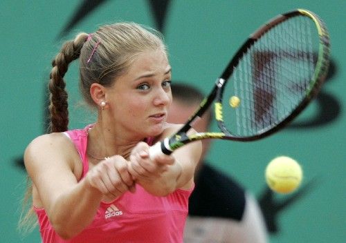 Lucie Šafářová vrací míček z rakety ruské tenistky Anny Čakvetadzeové v osmifinále grandslamového Roland Garros. | Foto: Reuters