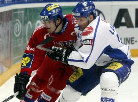 Český hokejista Petr Kumstát (vlevo) v souboji s Finem Jukkou-Pekkou Laamanenem při úvodním utkání Turnaje Karjala v Helsinkách. | Foto: Reuters