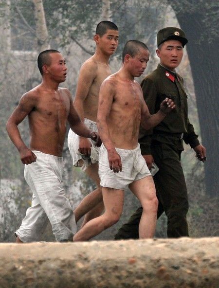 Severokorejští vojáci během tréninku ve městě Sinujiu na severokorejské straně řeky Ja-lu, která odděluje Severní Koreu od Číny | Foto: REUTERS / Reinhard Krause