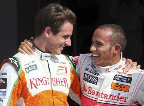 Lewis Hamilton žertuje s Adrianem Sutilem. | Foto: Sport