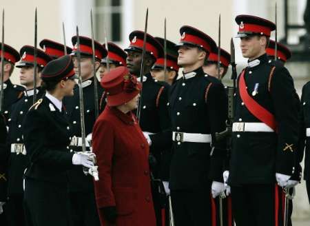 Prosinec 2006: Královna Alžběta II. vzhlíží při slavnostní přehlídce ke smějícímu se princi Williamovi. | Foto: Reuters