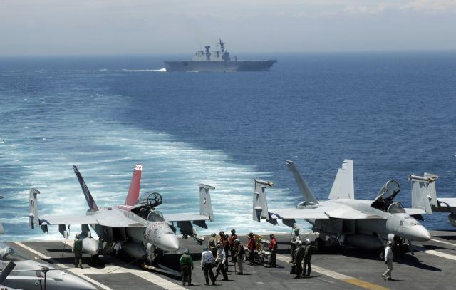 Letouny F-18 Hornet na lodi George Washington. | Foto: Reuters