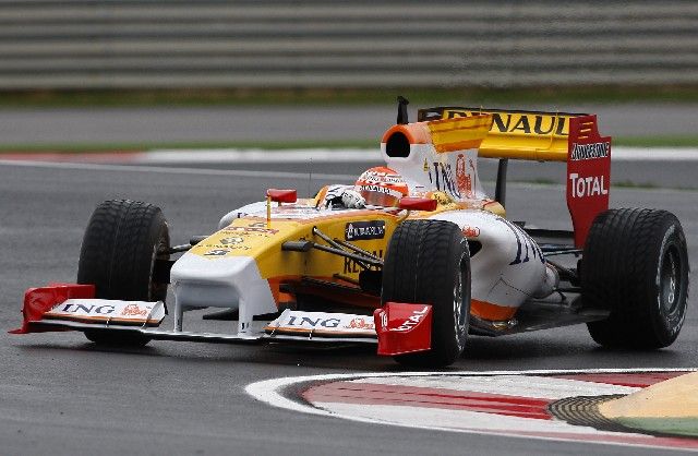 Nelsinho Piquet testuje v portugalském Algarve nový monopost Renault R29. | Foto: Reuters