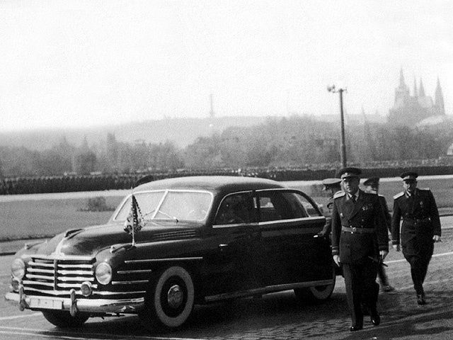 A ještě jednou Zápotocký a Škoda VOS. Vrcholní představitelé měli k dispozici plně pancéřovanou verzi s dvojitými pancéřovanými pláty, mezi nimiž bylo pletivo. Doprovodná vozidla měla jen jedno pancéřování a byla tak výrazně lehčí. | Foto: Výrobci