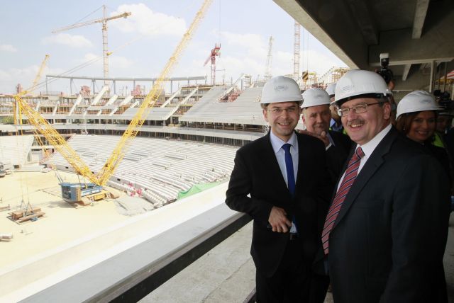 Bronislaw Komorovski na exkurzi přestavby stadiónu ve Varšavě, kde má být zahájeno fotbalové Mistrovství Evropy v roce 2012. | Foto: Reuters