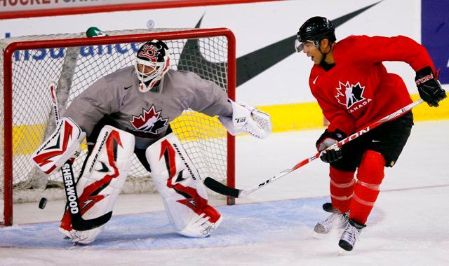 Martin Brodeur kryje střelu Jarome Iginly. | Foto: Reuters