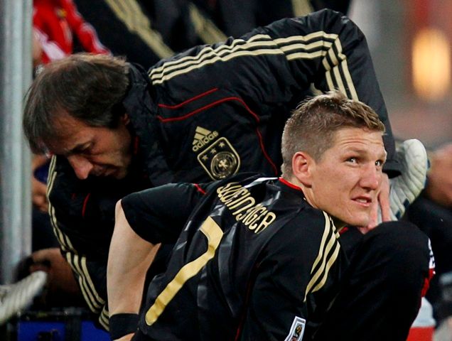 Bastian Schweinsteiger však i přes výhru smutnil, protože se v závěru zápasu zranil. | Foto: Reuters