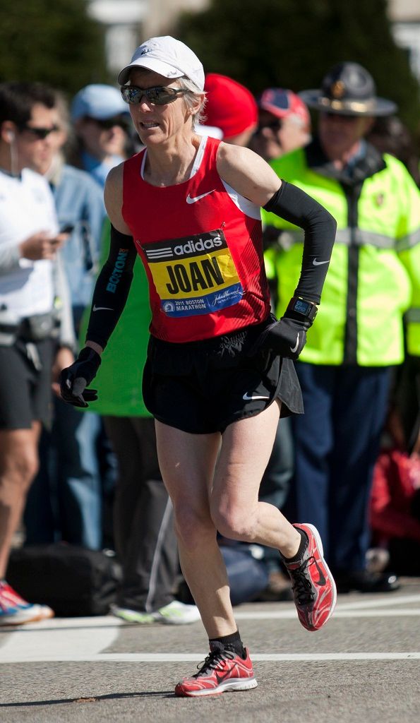 Na Bostonský maraton si troufli i dříve narození. Například bývalá olympijská vítězka, domácí Joan Samuelsonová. | Foto: Reuters