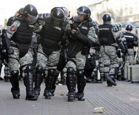 Podle agentur byli nejméně dva srbští policisté zraněni velmi vážně, v nemocnici skončila řada dalších. | Foto: Zahraničí