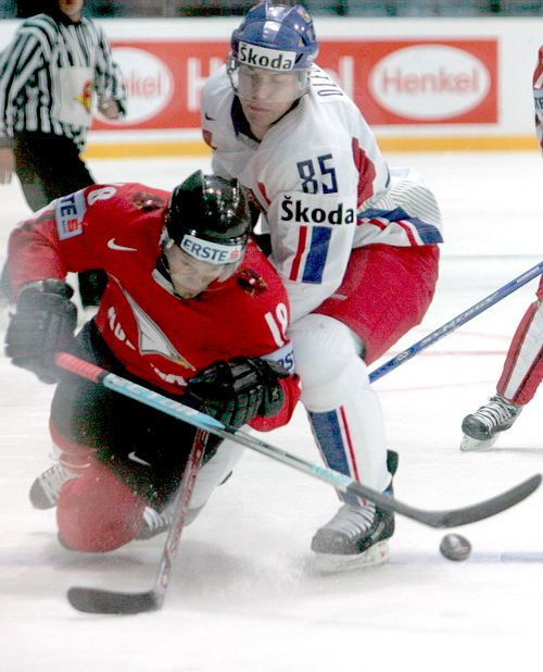 Příprava v Břeclavi v dubnu 2005 přinesla Rakušanům nepříjemný zážitek v podobě porážky 0:7. Nejlepším českým střelcem byl dvougólový Radim Vrbata. | Foto: Reuters