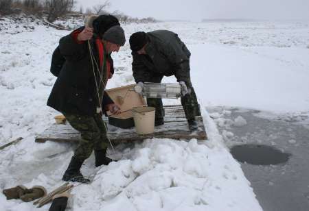 Odborníci sbírají vzorky z řeky Amur nedaleko vesnice Nižnespaskoje v Židovské autonomní oblasti na Dálném Východě. | Foto: Reuters