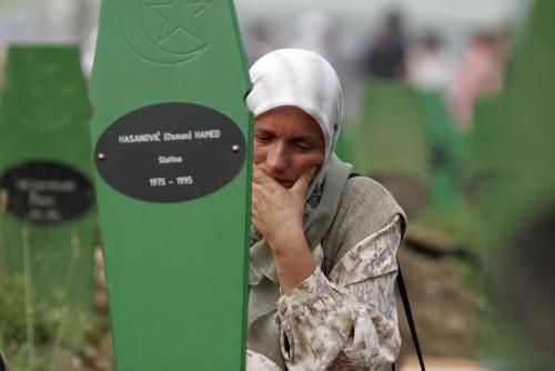 Bosenská Muslimka vzpomíná na hřbitově v Potočari. 11. července tu bylo pohřbeno dalších 505 těl obětí masakru v nedaleké Srebrenici. Při hromadných popravách před jedenácti lety povraždili Srbové na 8 tisíc Muslimských mužů a chlapců. Mnozí zůstávají pohřešováni. | Foto: Aktuálně.cz