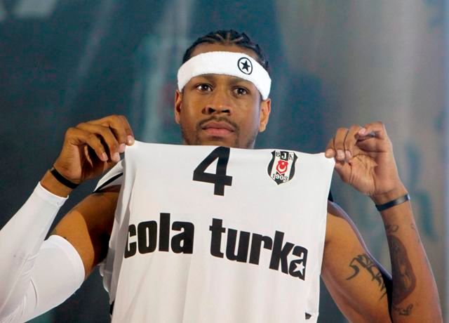 I když účastníku 11 zápasů All-Star basketbalové NBA ­Allenu Iversonovi z jeho 154.5 millionů vydělaných sportem nezbylo skoro nic, má mnohem větší štěstí než jeho kolegové. Utratil sice měsíčně 360 000 za hypotéku na několik domů, kreditky, klenoty, drahá auta a padesátičlennou ekvipáž, přesto neskočí v bídě. Zachrání ho reklamní kontrakt s firmou Reebok,která mu v roce 2030 vyplatí 30 milionů dolarů. Do té doby na ně Iverson, i ve vlastním zájmu, nesmí sáhnout. | Foto: Reuters