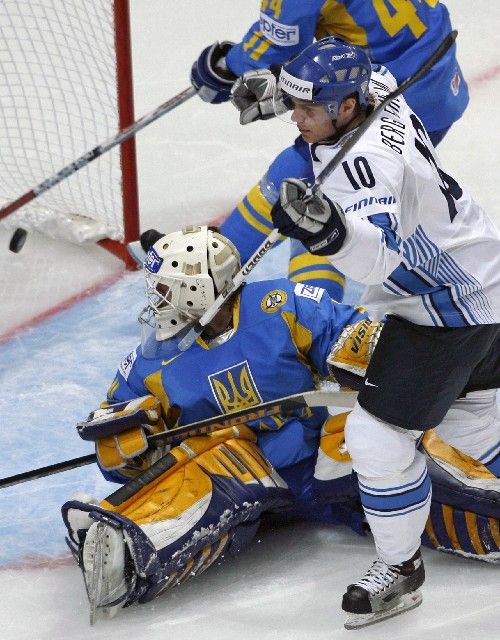 Fin Sean Bergenheim (v bílém) slaví gól v síti ukrajinského brankáře Karpenka v prvním zápase skupiny D mistrovství světa. | Foto: Reuters