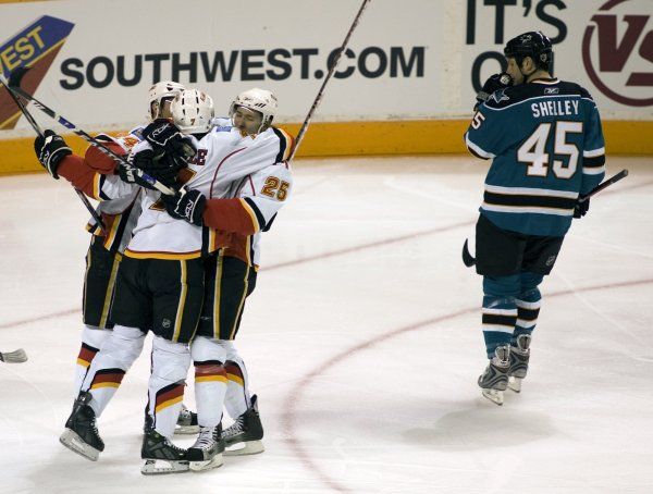 Calgary našlo nového hrdinu - Stephana Yellea (vlevo), překvapivého autora dvou branek v 1. čtvrtfinále proti San Jose. Jeho přesnou mušku už zná i Jody Shelley (vpravo). | Foto: Reuters