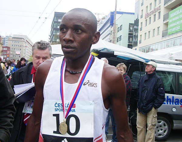 Vítěz pardubického půlmaratonu Keňan Samuel Mwangi útočil na nejlepší čas na českém území. Chyběla mu 1 minuta a 5 vteřin. | Foto: Zuzana Hronová