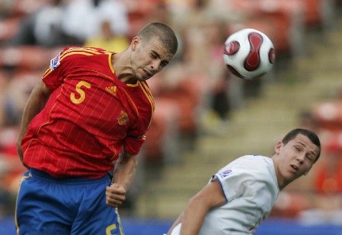 Španěl Gerard Pique (vlevo) v hlavičkovém souboji s Markem Suchým ve čtvrtfinále MS hráčů do dvaceti let. | Foto: Reuters