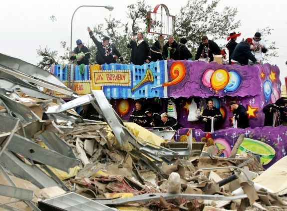 Trasy průvodů na letošním Mardi Gras byly zkráceny. Přesto některé alegorické vozy projíždějí i zničenými čtvrtěmi New Orleans | Foto: Reuters