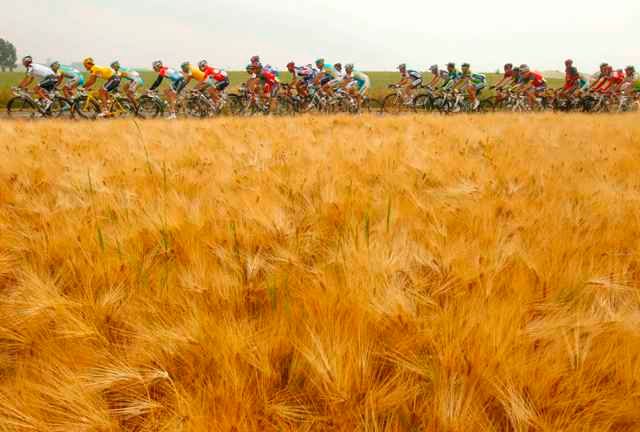 Peloton během třetí etapy definitivně dorazil na francouzskou půdu, konkrétně do Arenberg Porte du Hainaut. | Foto: Reuters