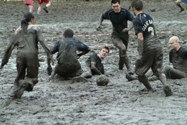 Ke konci zápasu již často nelze rozpoznat rozdíly mezi vlastními dresy a dresy soupeře. | Foto: www.swampsoccer.co.uk