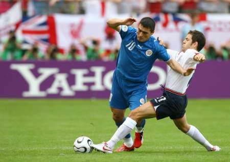 Joe Cole (vpravo) se snaží obrat o míč Roberta Acunu v prvním zápase skupiny B, ve kterém nastoupili hráči Anglie proti Paraguayi. | Foto: Reuters