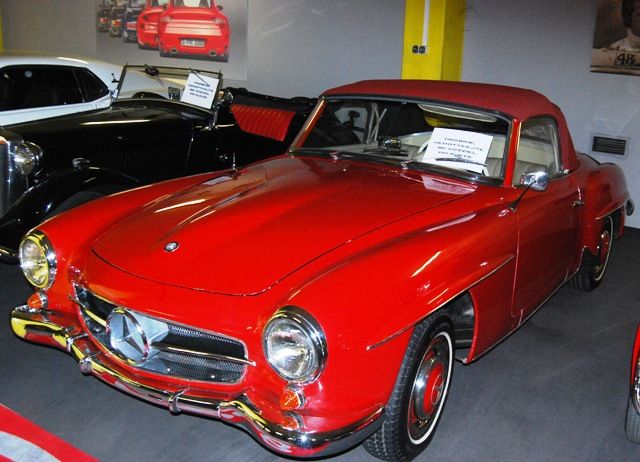 Mercedes Benz 190SL po částečné rekonstrukci nabízeli za 1 250 000 Kč | Foto: Radek Pecák