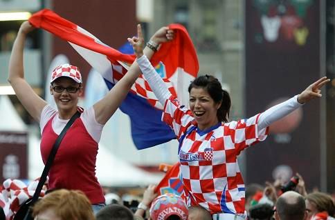 Chorvatské fanynky oslavují vítězství nad Rakouskem | Foto: Reuters