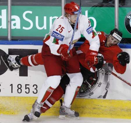 Bělorus Sergej Kolosov (vlevo) v souboji se Švýcarem Thomasem Derunsem. | Foto: Reuters