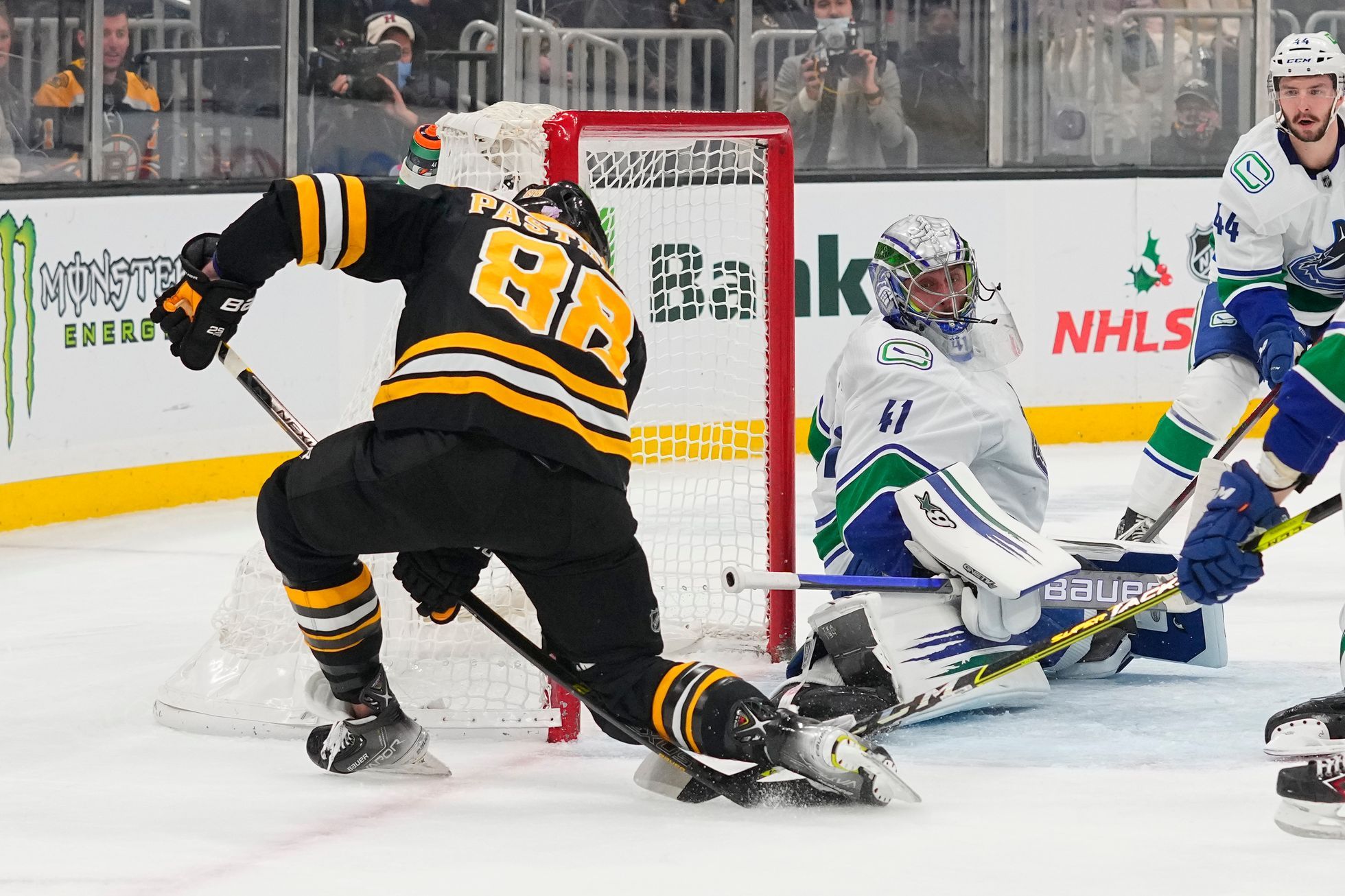 Hero Pastrňák.  The Czech gunner decided three minutes before the end to win Boston